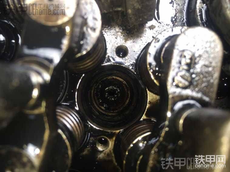 拆下來(lái)有兩個(gè)缸里面很多像鐵銹一樣 怎么回事 ……直接弄出來(lái)掉&#2