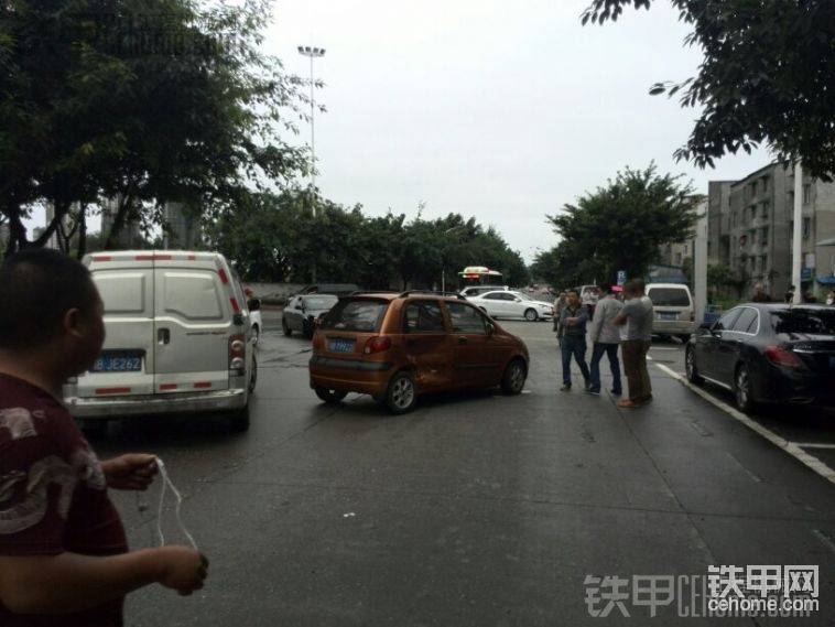 路上一声巨响
