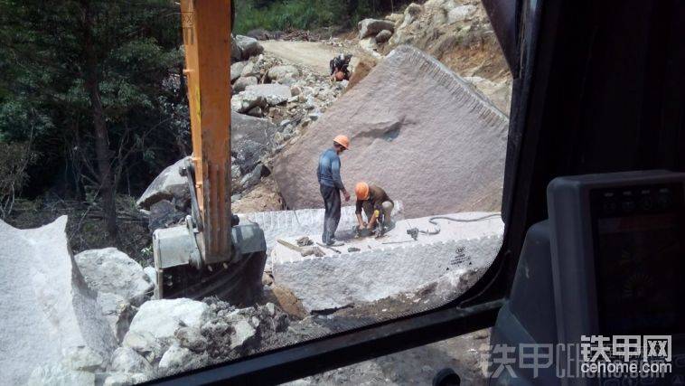 每天工作就是等他們開采好一塊，就用挖機(jī)勾上來。幸好底攻力可&#2