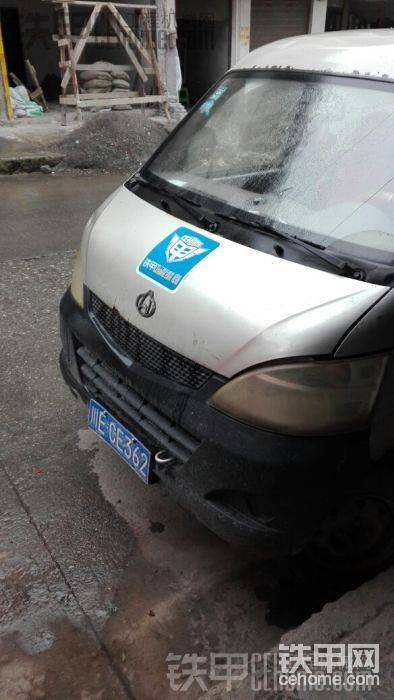 拉油的车。
