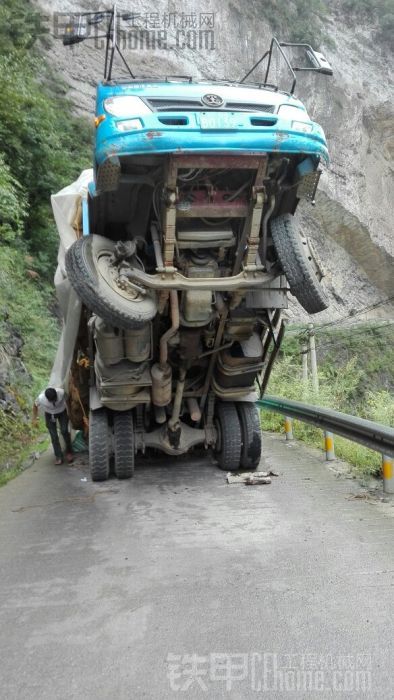 路遇拉烤煙的車，中吉三。