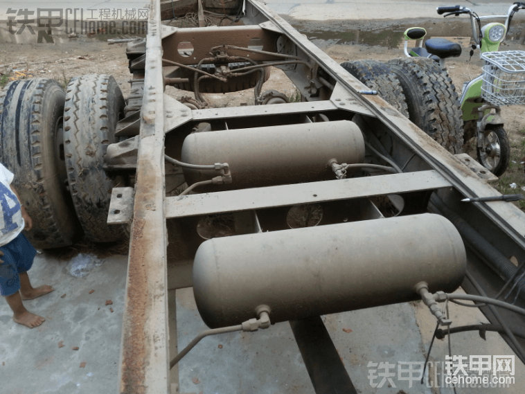 割的它赤條條的，輪距4.7米，不行，要改成4.1米，奶奶的，工程大了&#214