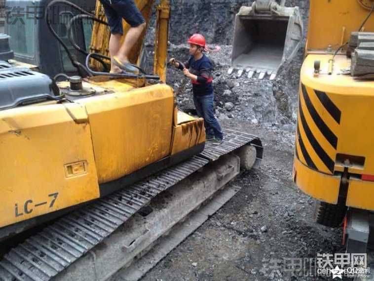 除了一根大臂油缸變形外，漏了點(diǎn)油，局部鈑金件有點(diǎn)變形