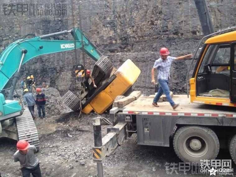 機(jī)手救出來后，吊車登場(chǎng)。