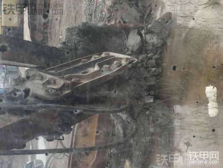 斗里全是混泥土，用炮头来打碎<img class="smiley" src="/img/smiley/default/hug.gif">