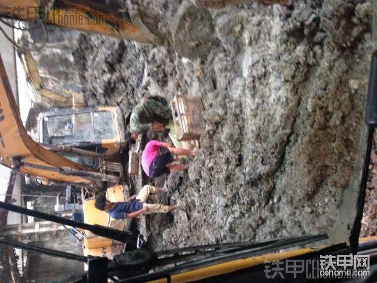 今天突然就壞了，直接換新液壓泵總成，才4000多小時(shí)