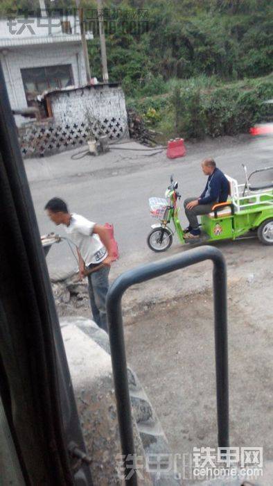 賠了新電動車…屁事沒有…騎著照樣往工地跑……
