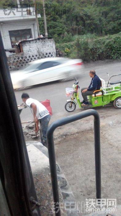 看見新電車了嗎？把手還有紅花…
