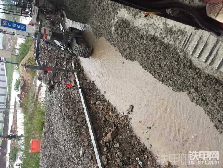 下雨還繼續(xù)！<img class="smiley" src="/img/smiley/default/hug.gif">