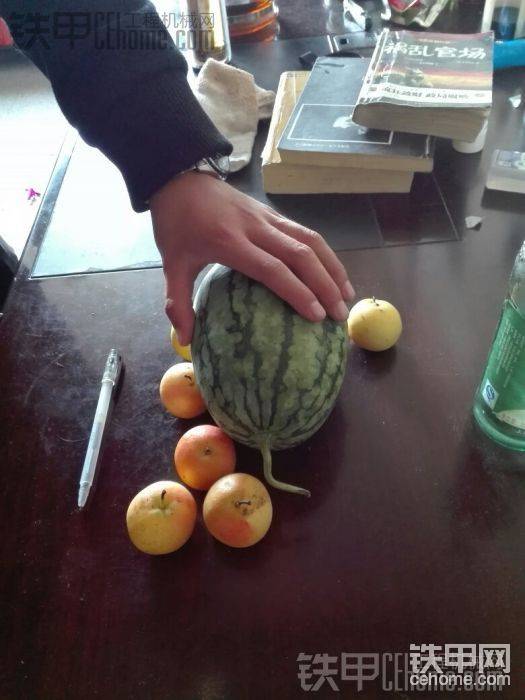 一個(gè)大西瓜，六個(gè)大蘋果。
1/4個(gè)西瓜，6/4個(gè)蘋果，求我們心里&#38