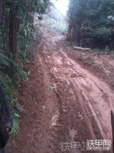 今天去修山路，這個(gè)已經(jīng)是鏟車修好的
