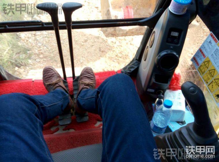 外面太阳再大，贴了膜的有空调驾驶室还是很凉快的，DJ听着~

