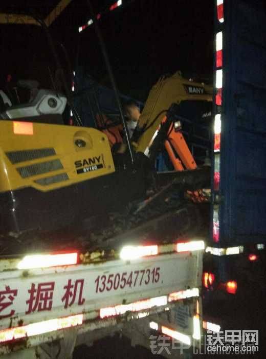 两台挖机装车去工地