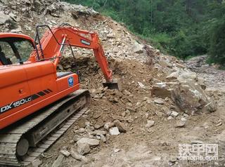 150挖掘機(jī)挖河沙