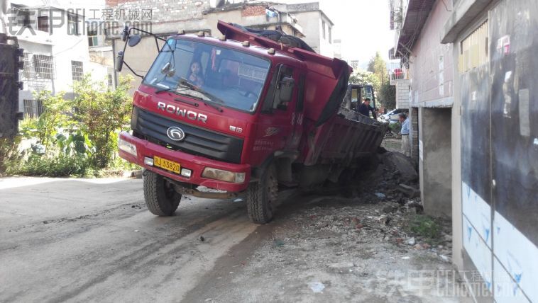 車掉下水道挖機來救援