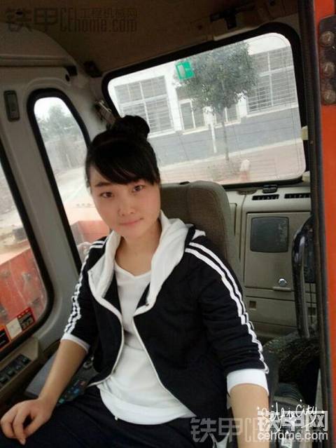 甲友们，这是谁家媳妇吗？还会操机！！