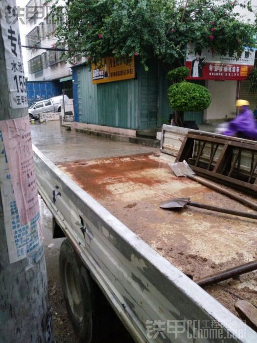 下雨了，工還得繼續(xù)干。