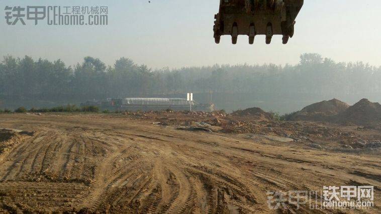 因為在建碼頭所以離河邊近，所以就有貨船了
