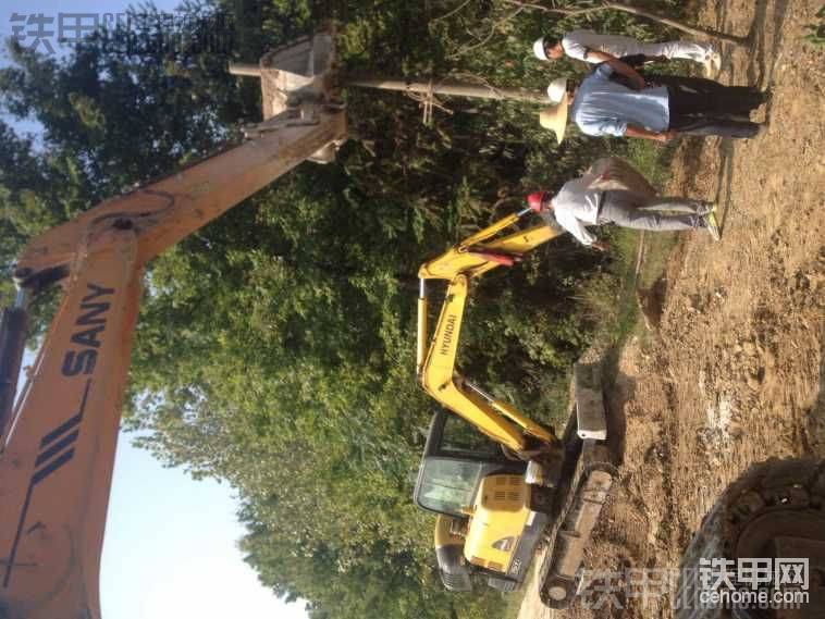 師傅到場(chǎng)，老板也來了，帶白帽子的。老板的小挖也來了。