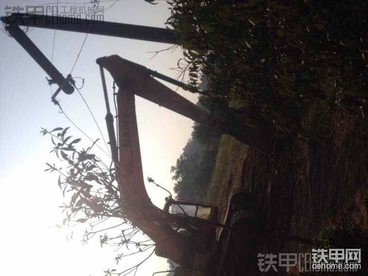 前兩星期把自家工地的高壓電線桿搞斷了。電線連火嚇?biāo)牢伊恕? onerror=