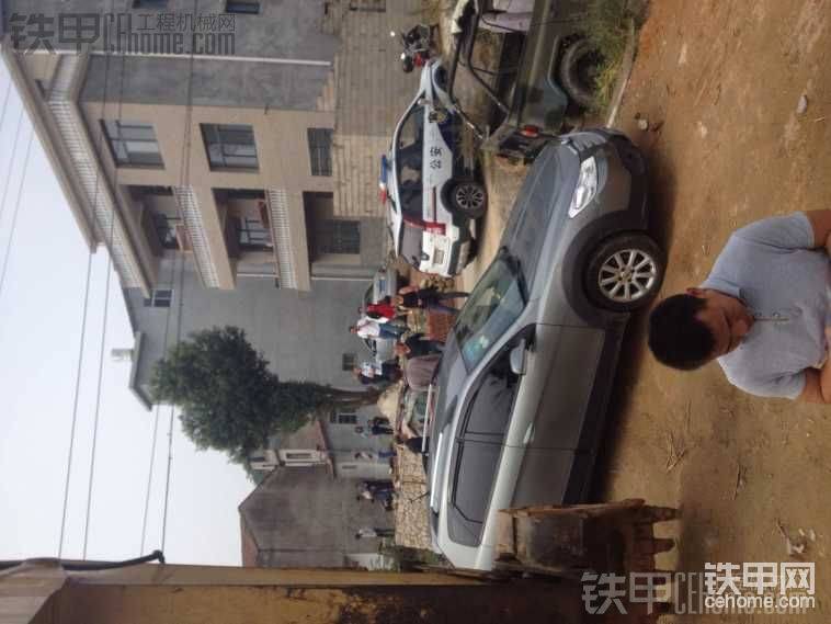 后來扯皮扯得太嚴(yán)重，我們挖機(jī)拖去也就鬧個(gè)眼子，車都沒下就拖&#2