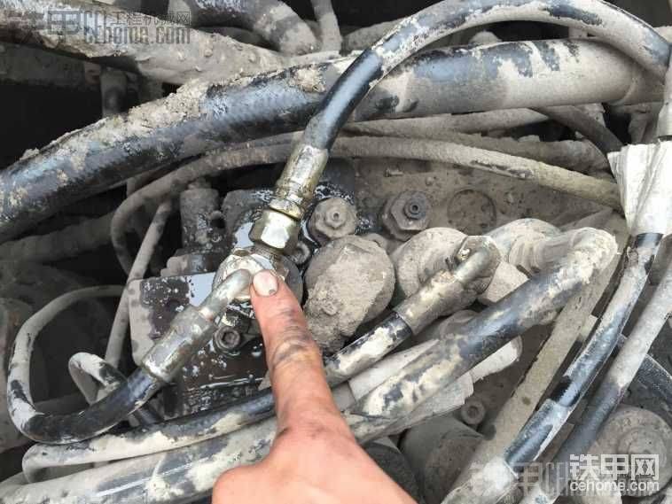 這個(gè)是中臂合流負(fù)閥，拆開螺絲閥桿自己往上頂，心里有底了，問&#3