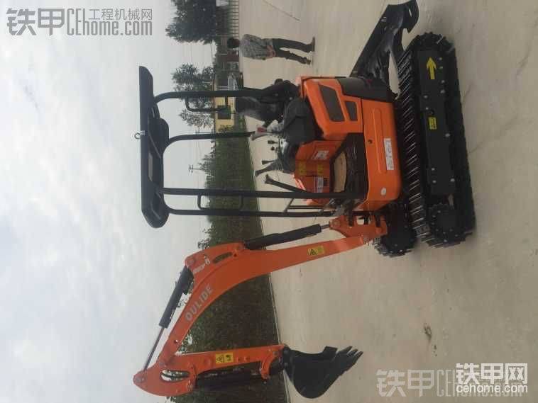棚子是钢板的-可以有效的保护驾驶员