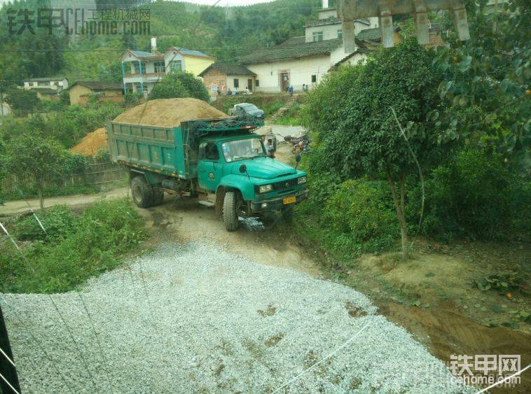 滿滿一車，路都壓爛了
