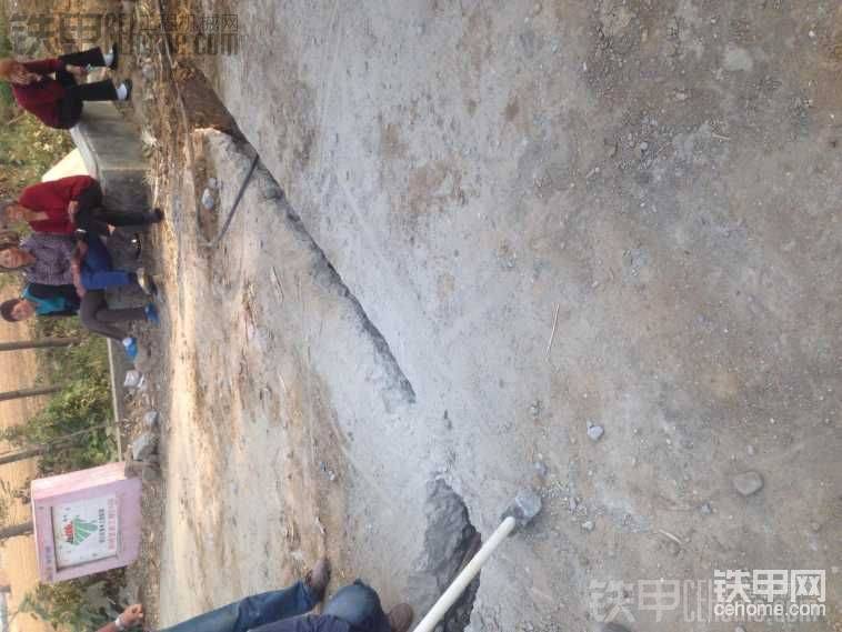 路面不長(zhǎng)，這倆貨累的汗如雨下，什么活都搶?zhuān)媸堑? onerror=