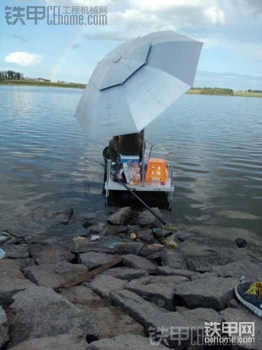 和朋友去水庫釣魚照的，天很藍(lán)，水很深，魚很大