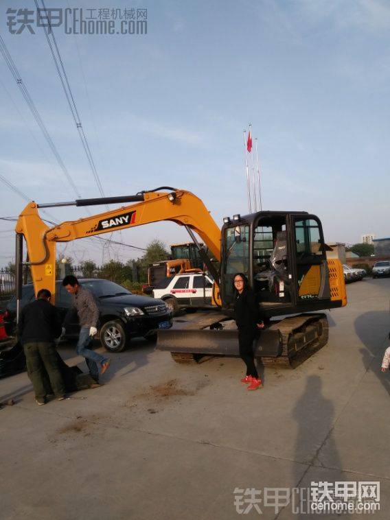 媳婦看挖掘機，我叫她，她轉(zhuǎn)身瞬間我拍的