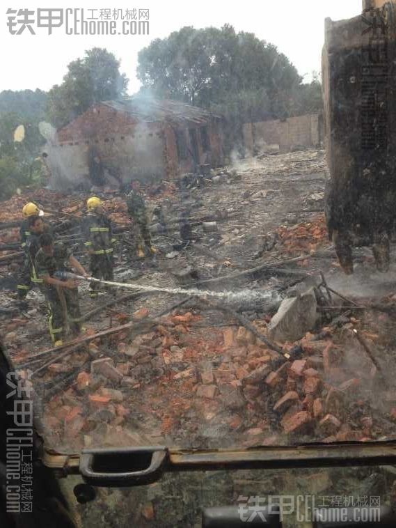 著火了 開挖機(jī)去救援 。