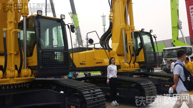 嗯&nbsp; 這挖機不錯，不過還是美女養(yǎng)眼<img class="smiley" src="/img/smiley/default/titter.gif">
