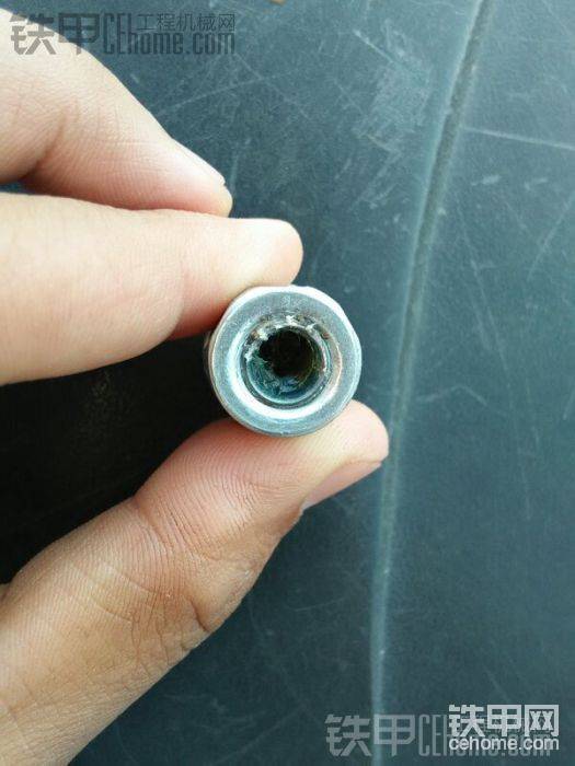 黃油槍管端里面了，
