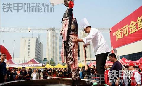 鄭州魚王煮161斤魚熬魚湯 起重機吊起環(huán)衛(wèi)車上水