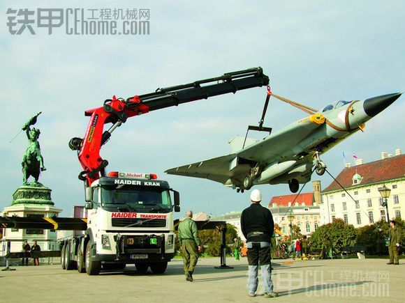 三一帕爾菲格隨車吊吊飛機(jī)