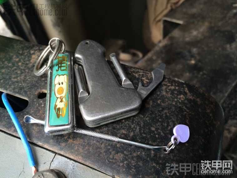 <img class="smiley" src="/img/smiley/default/hug.gif">這幾樣我相信你們都有，尤其是我這種摳腳大漢
