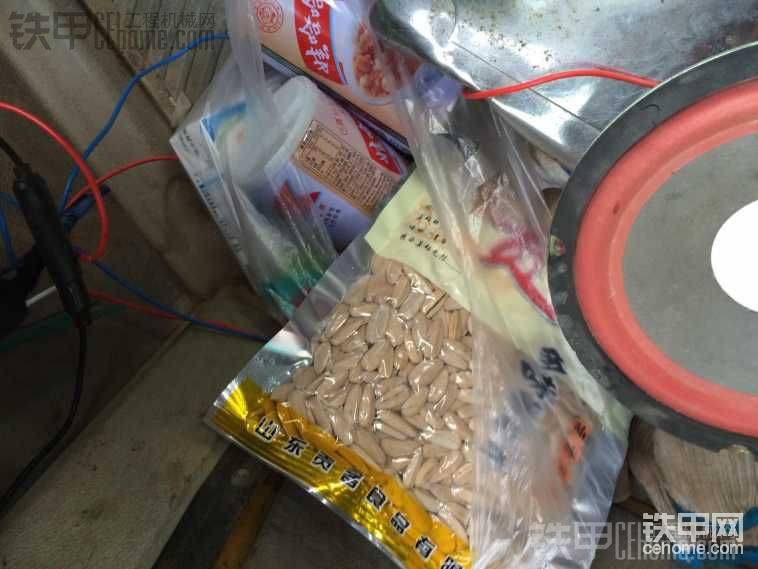 發(fā)瓜子了啊，人人都有不要搶。