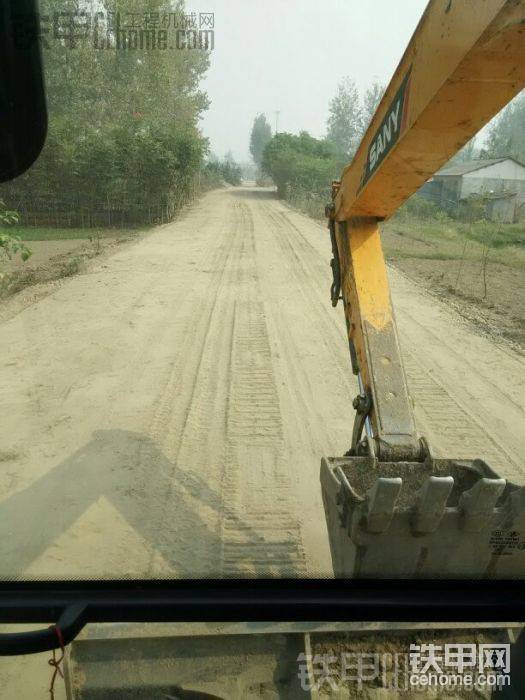 这是在打水泥路平水稳层
