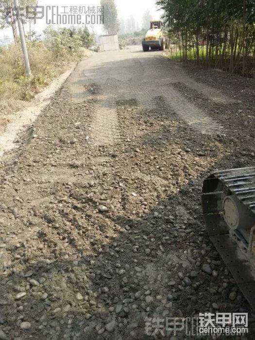 平水穩(wěn)層，壓路機(jī)跟著壓，上面還要打20公分混泥土
