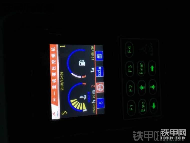 直接干到没有油了，报警好久了，平均6个油门干活，一小时23到24左&#2149