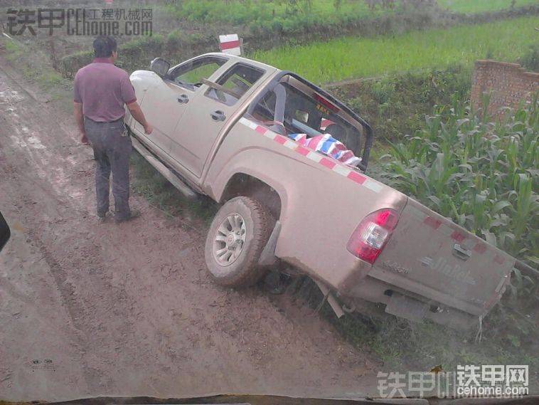 看美女呢，掉溝了吧。還不得讓我把你吊起來，真心沒一斗泥巴重&#1