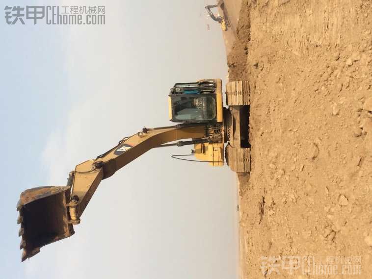 CAT320D