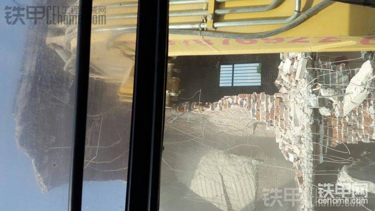 小挖機(jī)不夠力只能把樓板面枳搞大才好拆。

