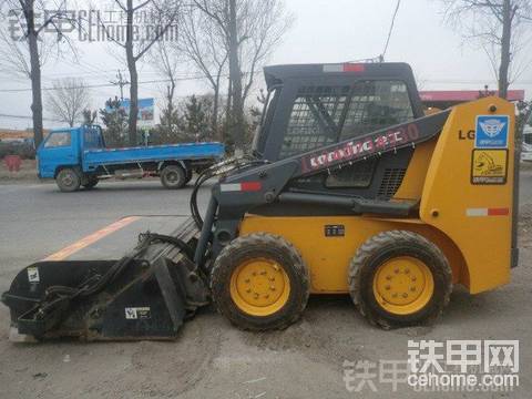更新?lián)Q代，出手2臺滑移裝載機(jī)