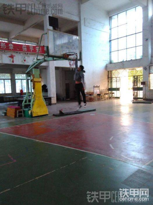 沒事干回去以前的學(xué)校抓抓籃筐！好懷念在學(xué)校的時(shí)候！
