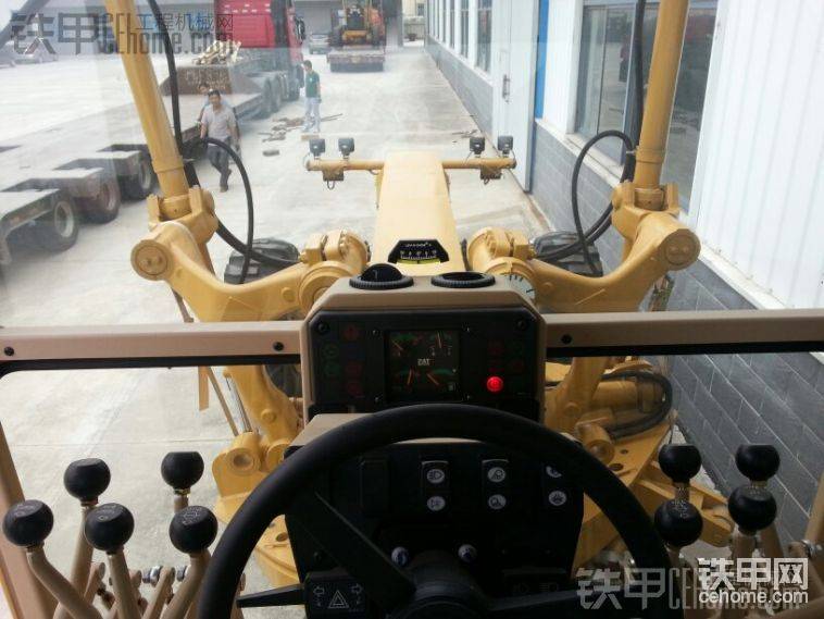 友邦道路的CAT140k发动机，驾驶室