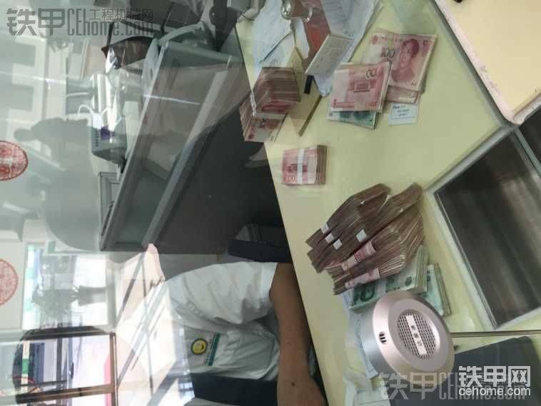 一疊疊的都是父母的辛苦錢與借來的錢。