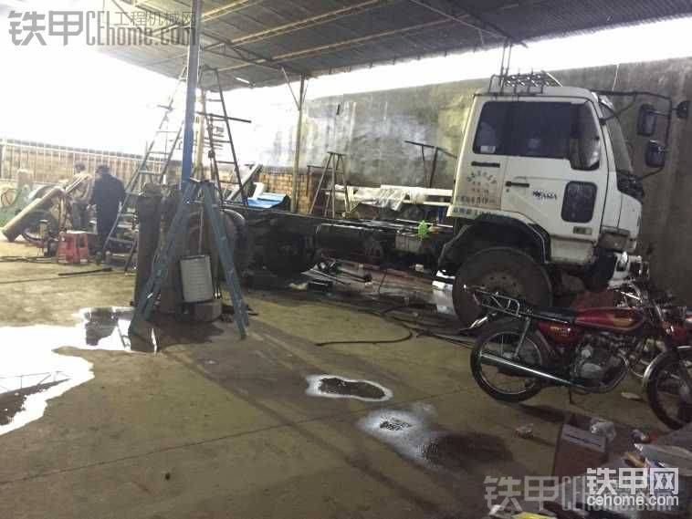 拖頭調(diào)軸距，割大梁，這都是姨父以前的維修師傅，現(xiàn)在出來單干&#2