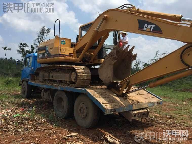下午開著借表姐的板車，拉著媳婦出門掙錢。